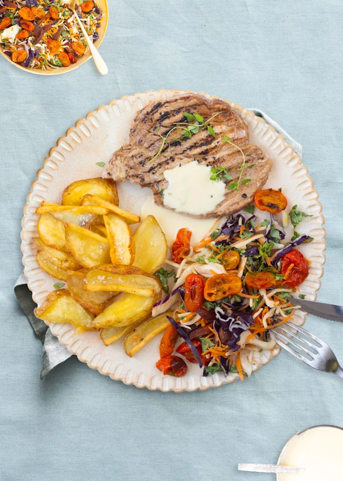 Saftige koteletter med fritter, salat og sennepssauce