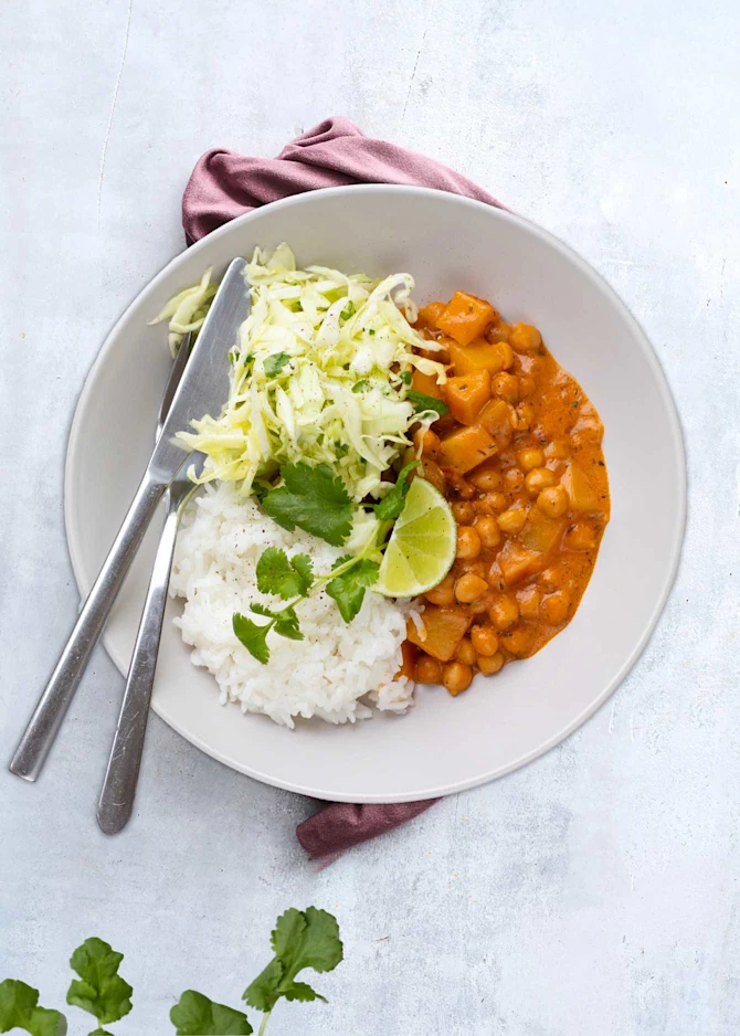 Vegetargryde med æble og kikærter. Hertil ris og spidskålssalat