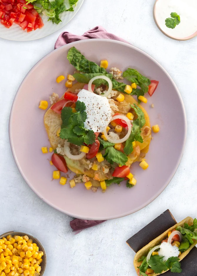 Hjemmelavede majstortillas med stegt fiskefars, grønt og dressing