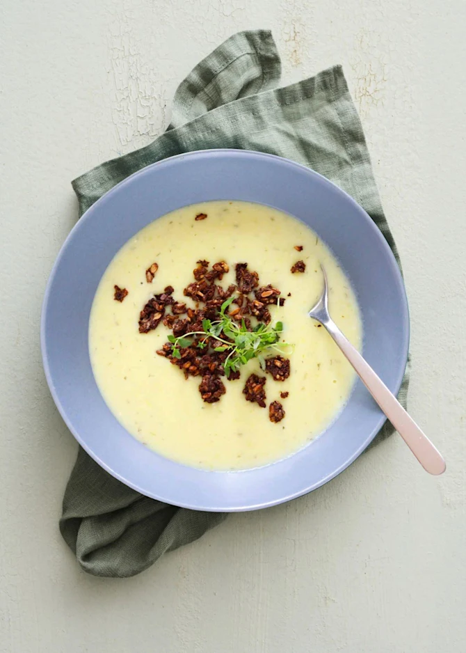 Kartoffel- og porresuppe med friskost og rugbrødsdrys
