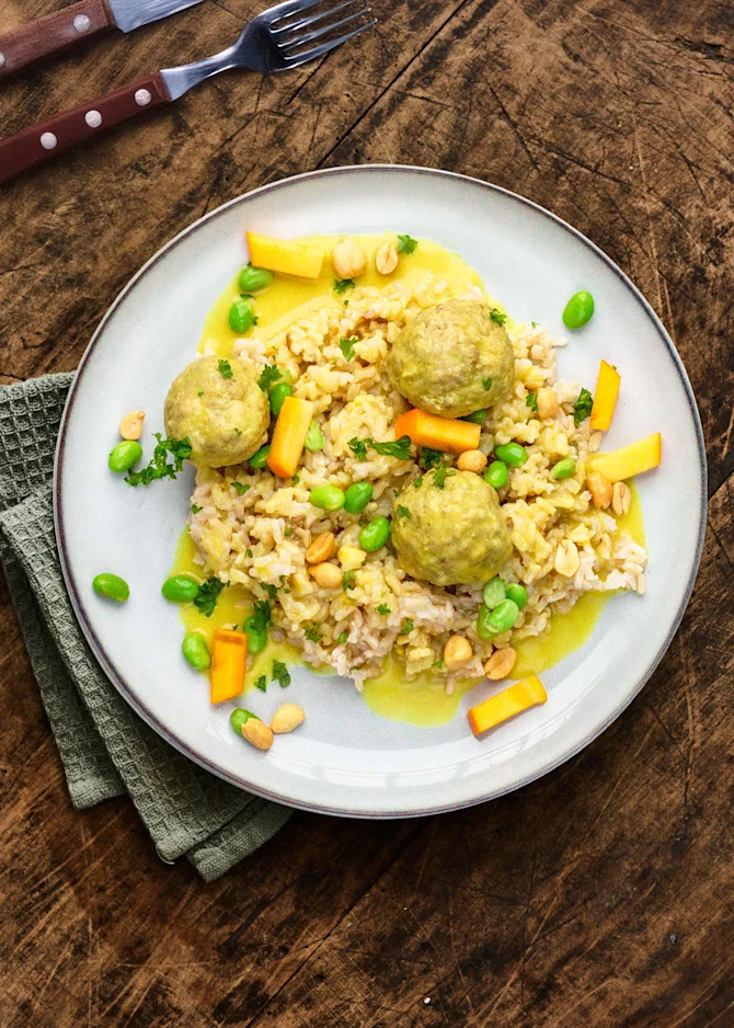 Boller i karry toppet med peanuts, edamame og kaki