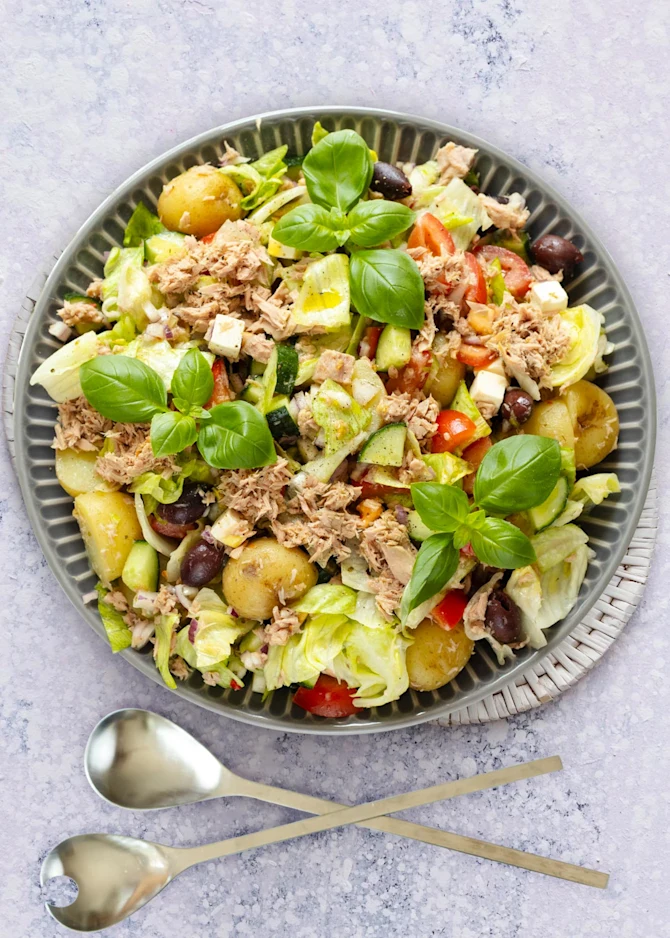 Kartoffelsalat med tun og oliven