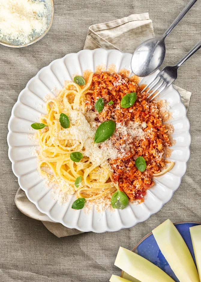 Frisk pasta med kødsauce og parmesan. Hertil melon