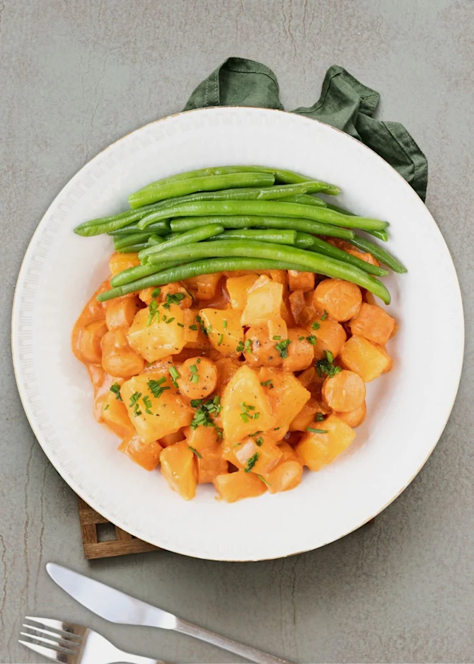 Svensk pølseret med kyllingepølser og grønne bønner