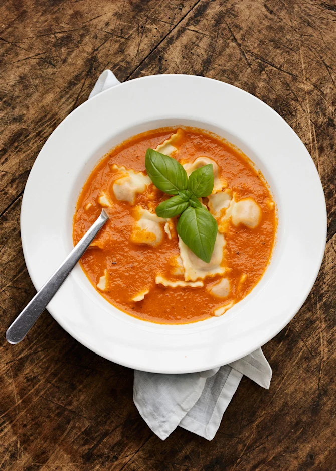 Grøntsagssuppe med rød pesto og ravioli