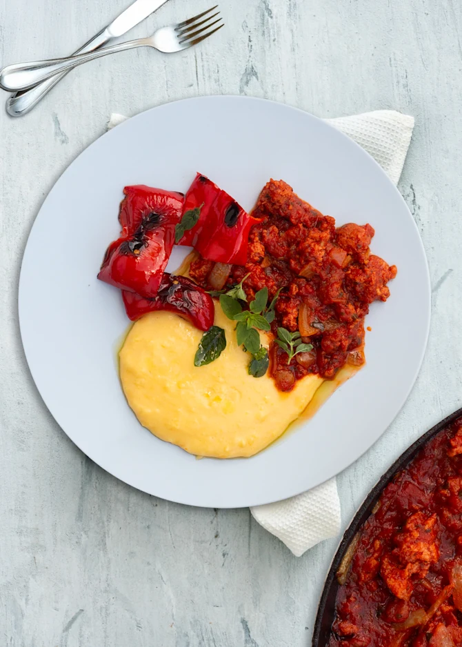 Cremet polenta med salsiccia og grillet peberfrugt