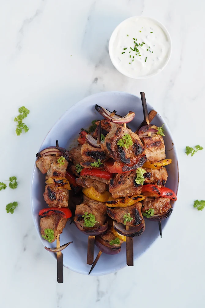 Glutenfri ølmarinerede grillspyd af nakkefilet