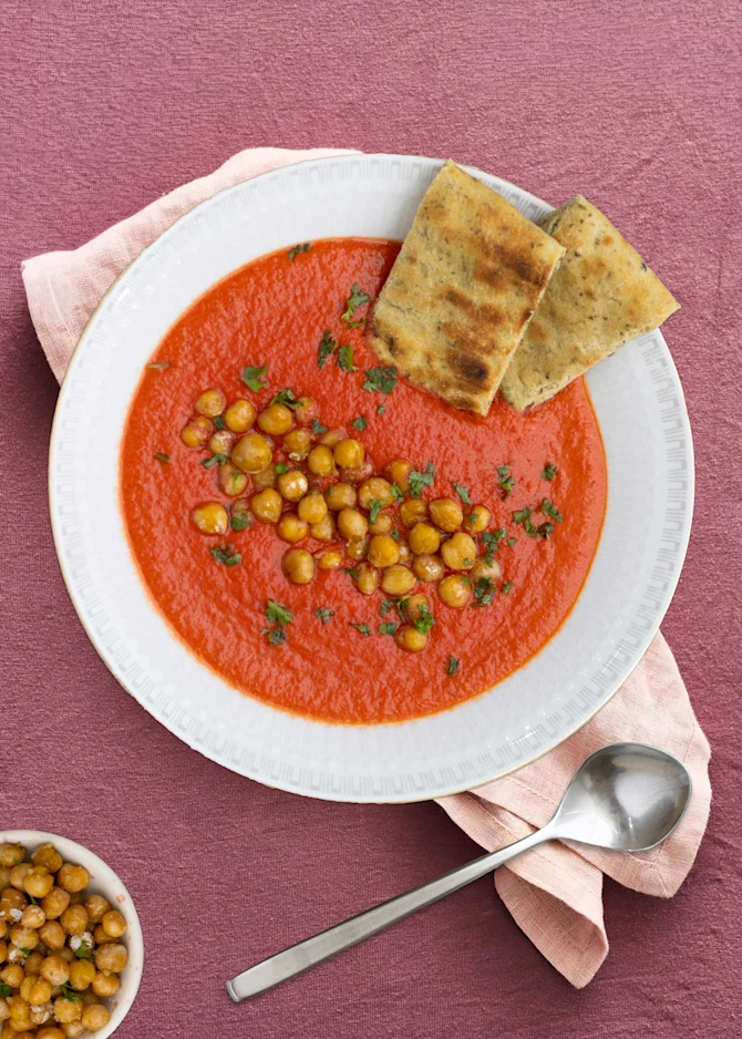 Rodfrugtsuppe med ristede kikærter og naanbrød