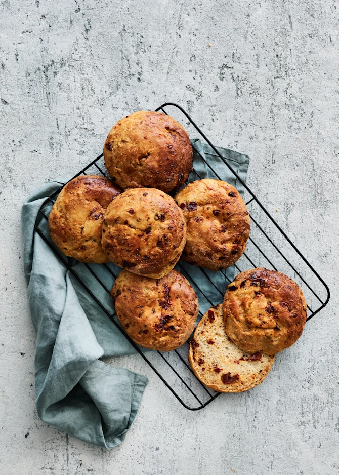 Glutenfri frokostboller med soltørret tomat