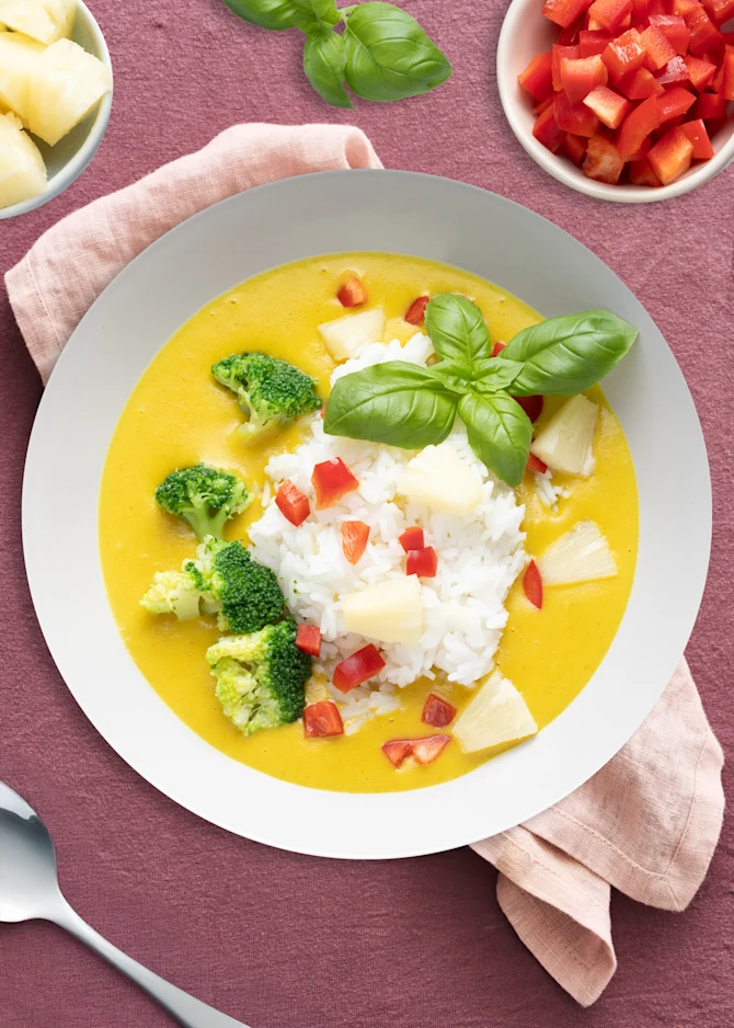 Fyldig karrysuppe med ananas, broccoli og peberfrugt. Hertil ris