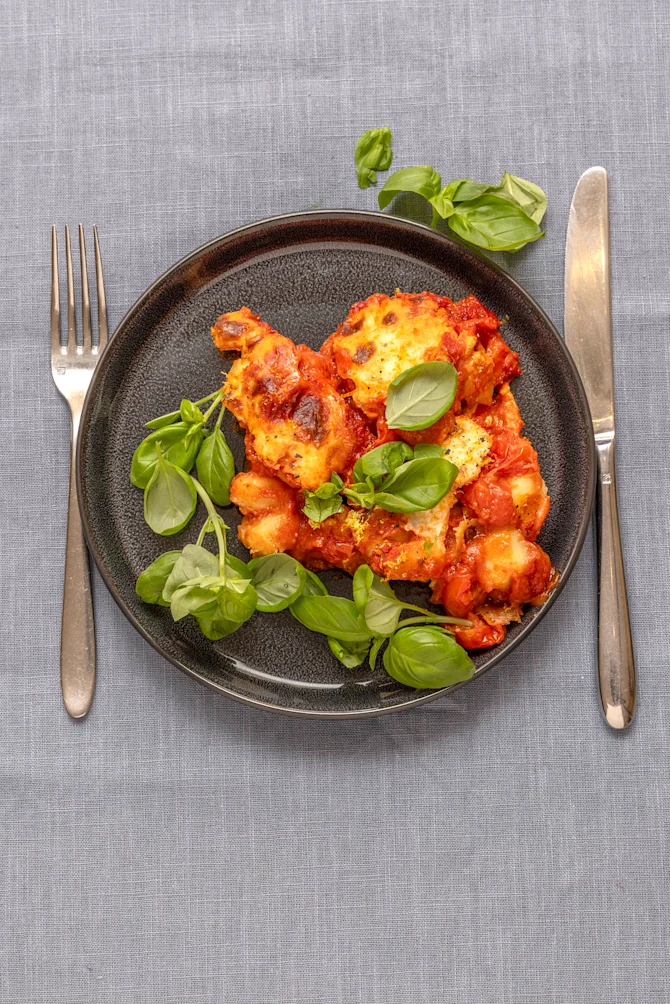 Bagt gnocchi med tomater og urter