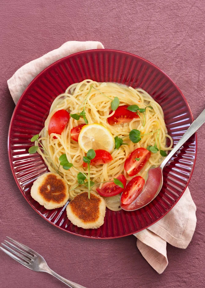 Sprøde fiskedeller serveret med cremet spaghetti