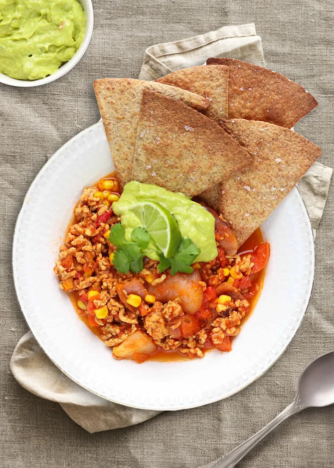 Fajita med hakket svinekød. Hertil guacamole og tortillachips