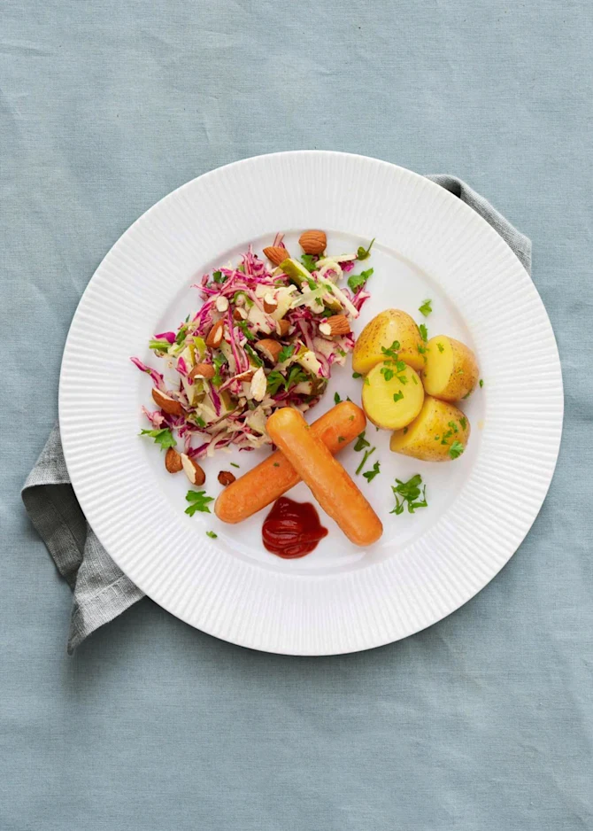 Ristede kyllingepølser med kartofler og sprød kålsalat med pærer