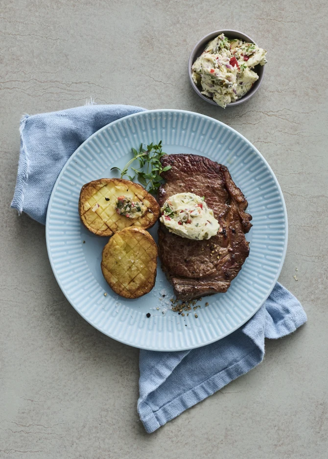 Entrecote med bagt kartoffel og chili/hvidløgssmør