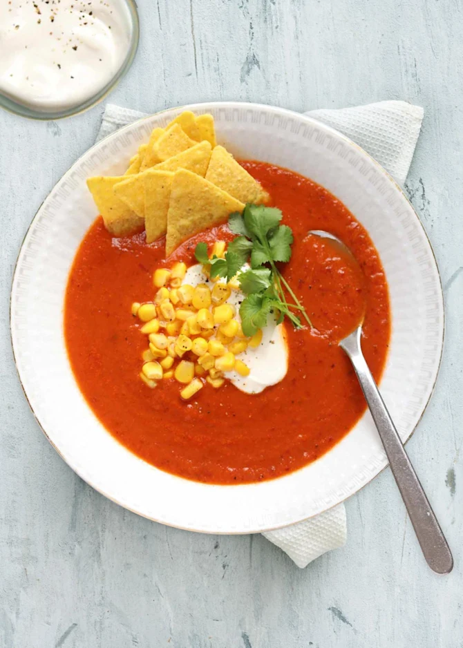 Mexicansk bønnesuppe med majs og creme fraiche. Hertil tortillachips