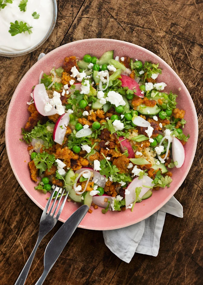 Fyldig falafelsalat med bulgur, sprøde grøntsager og flutes