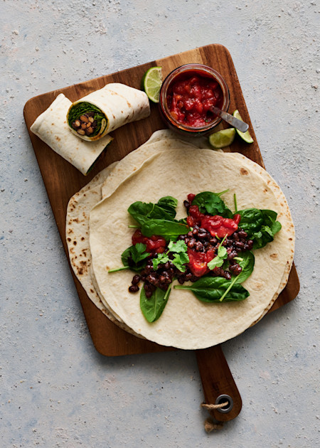 Tortilla med sorte bønner, frisk spinat og salsa | REMA 1000