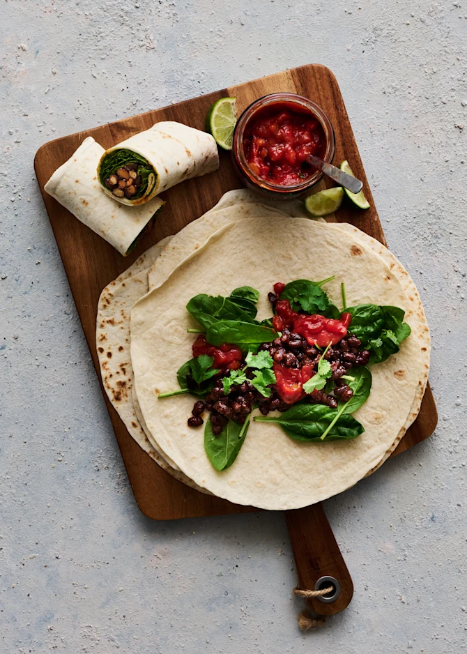 Tortilla med sorte bønner, frisk spinat og salsa