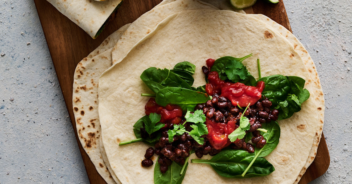 Tortilla med sorte bønner, frisk spinat og salsa | REMA 1000