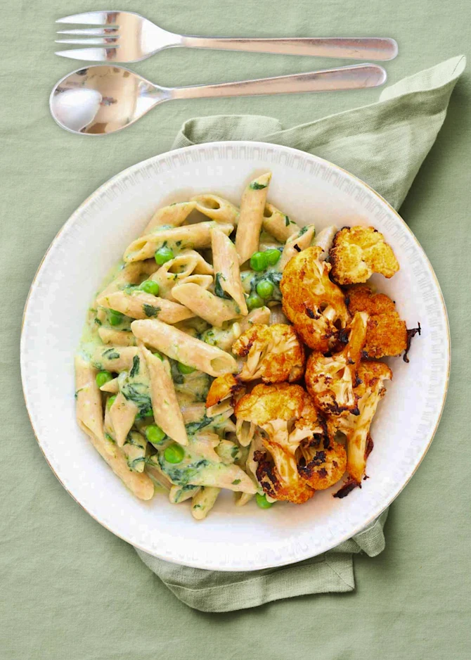 One pot pasta med friskost, squash og spinat. Hertil bagt blomkål med hoisinsauce