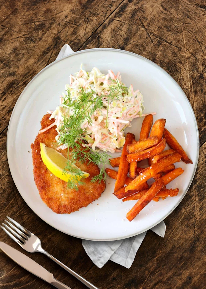 Panerede koteletter med sweet potato-fritter og urte-coleslaw