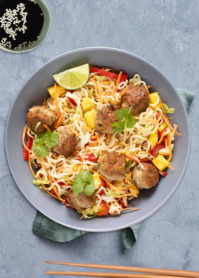 Asiatisk nudelsalat med kødboller og mango