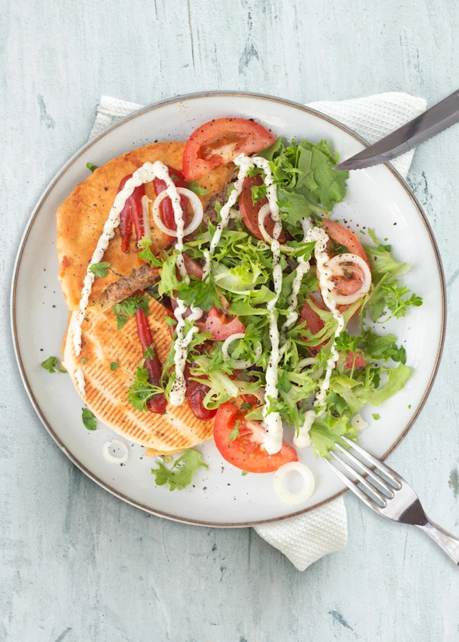 Pita-burgere med oksekød og ost. Hertil vindruer
