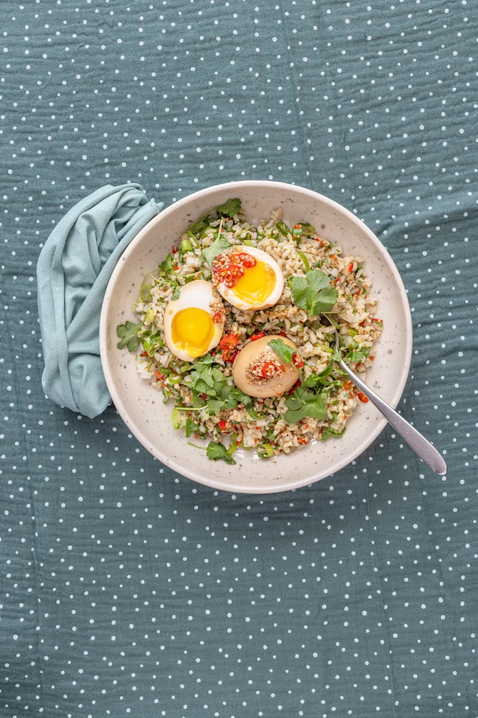 Koreansk inspireret marinede æg, ris og sesam