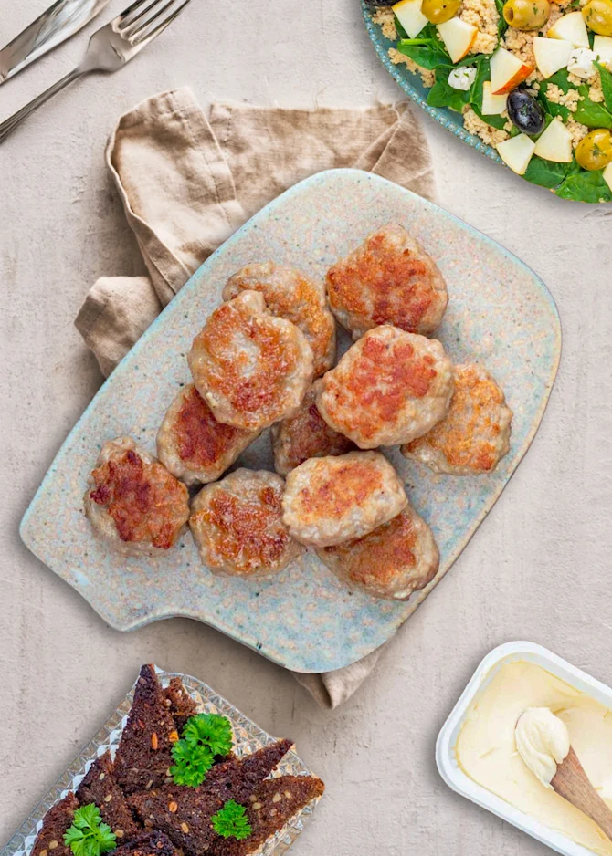 Lyn-frikadeller med couscoussalat og ristet rugbrød