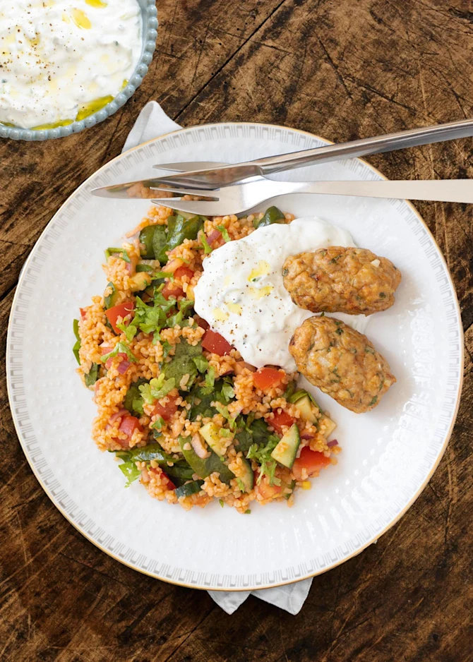 Kyllingeköfta med bulgursalat og tzatziki