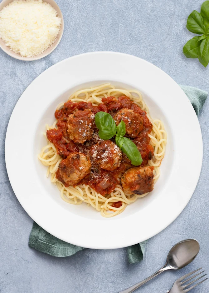 Spaghetti med italienske kødboller i tomatsauce