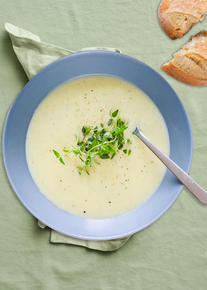 Kartoffel- og sellerisuppe med friskost og porre. Hertil miniflutes