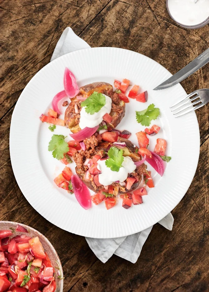Bagte kartofler med mexicansk-krydret oksekød og salsa - til to dage