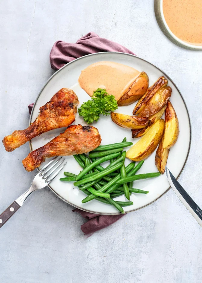 Kyllingelår med bådkartofler, sauce og grønne bønner