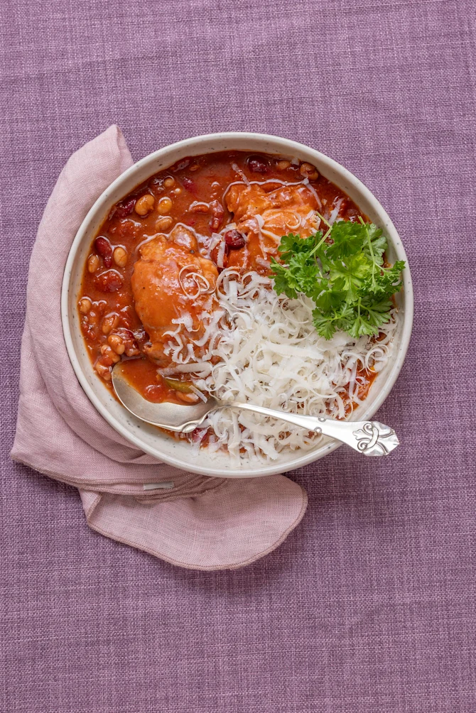 Italiensk-inspireret one-pot kylling med oliven og bønner