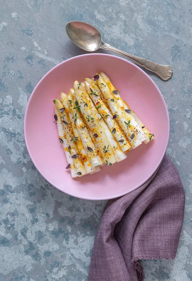 Hvide asparges med tomat vinaigrette