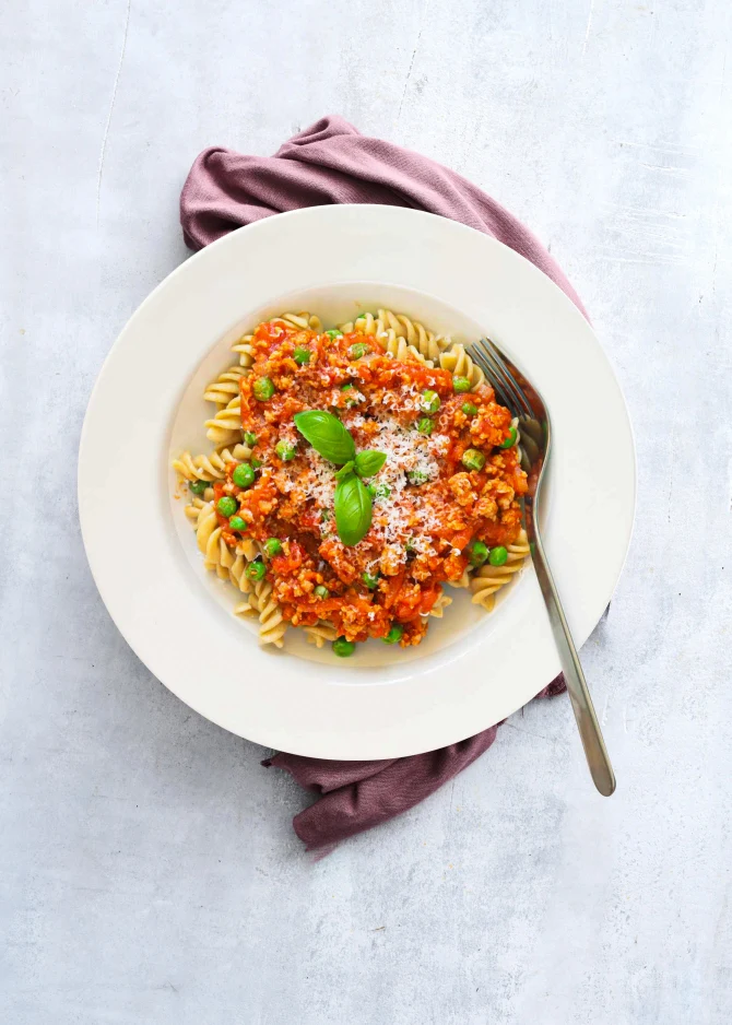 Pasta med kyllingekødsovs med gulerødder og ærter