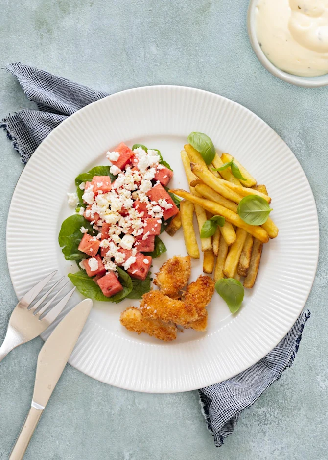 Chicken bites med fritter og vandmelonsalat