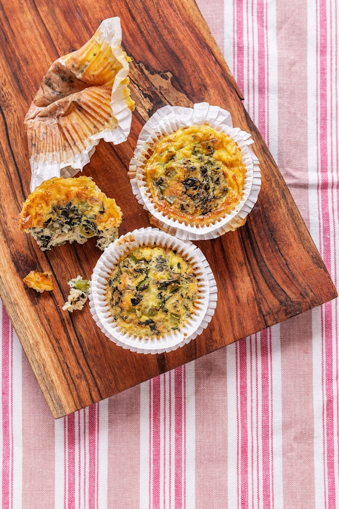 Æggemuffins med hytteost og grønt