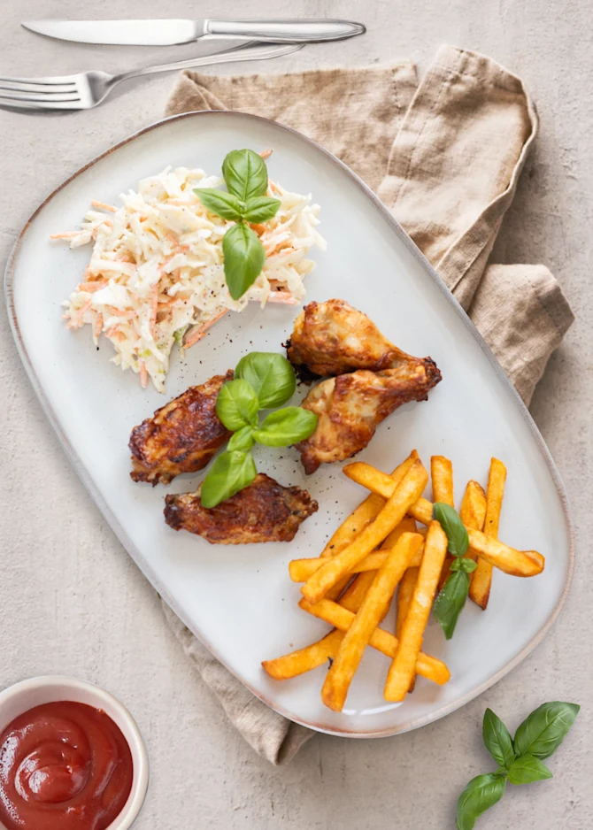 Smokey wings med fritter, coleslaw og ærter