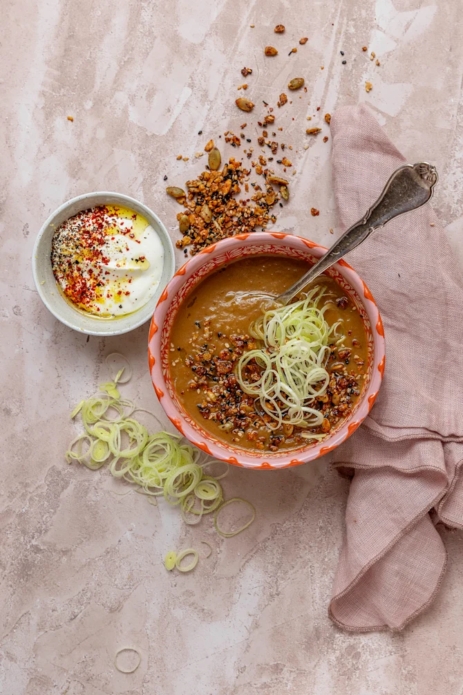 Kartoffel-porresuppe med spicy granola