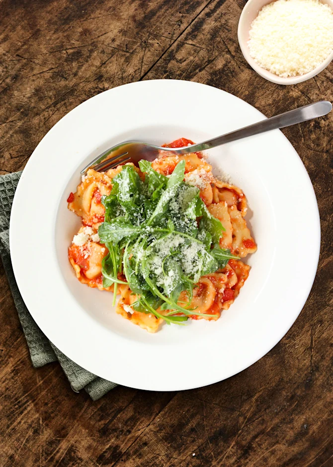 Fyldt pasta i tomatsauce