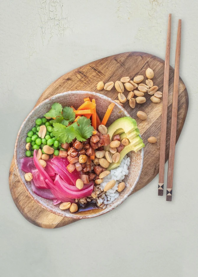 Pokebowl med teriyaki-stegte skinketern, avocado og grønt