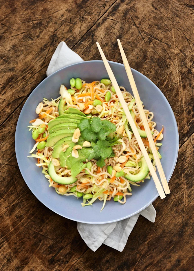 Nudelsalat med avocado, edamame og peanuts