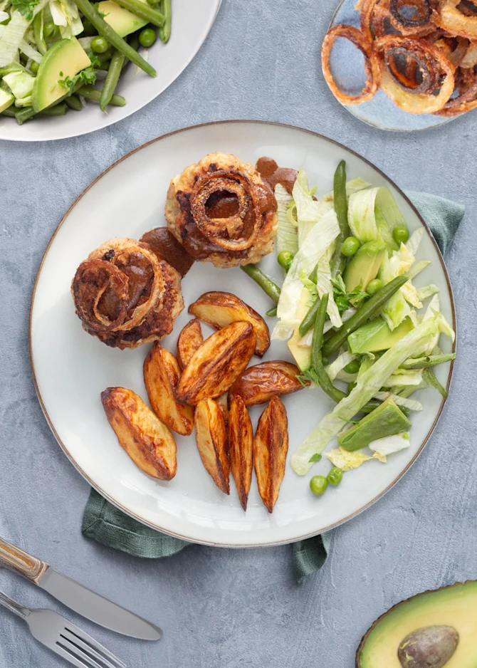 Frikadeller med sprøde løg, bådkartofler, brun sovs og salat