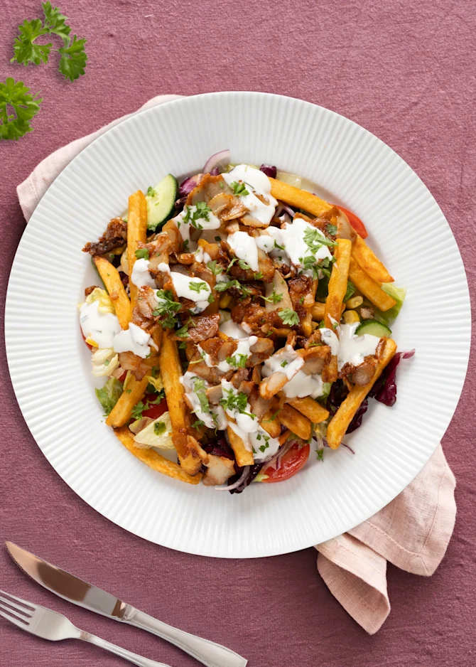 Kebabret med grøntsager, fritter og creme fraiche dressing