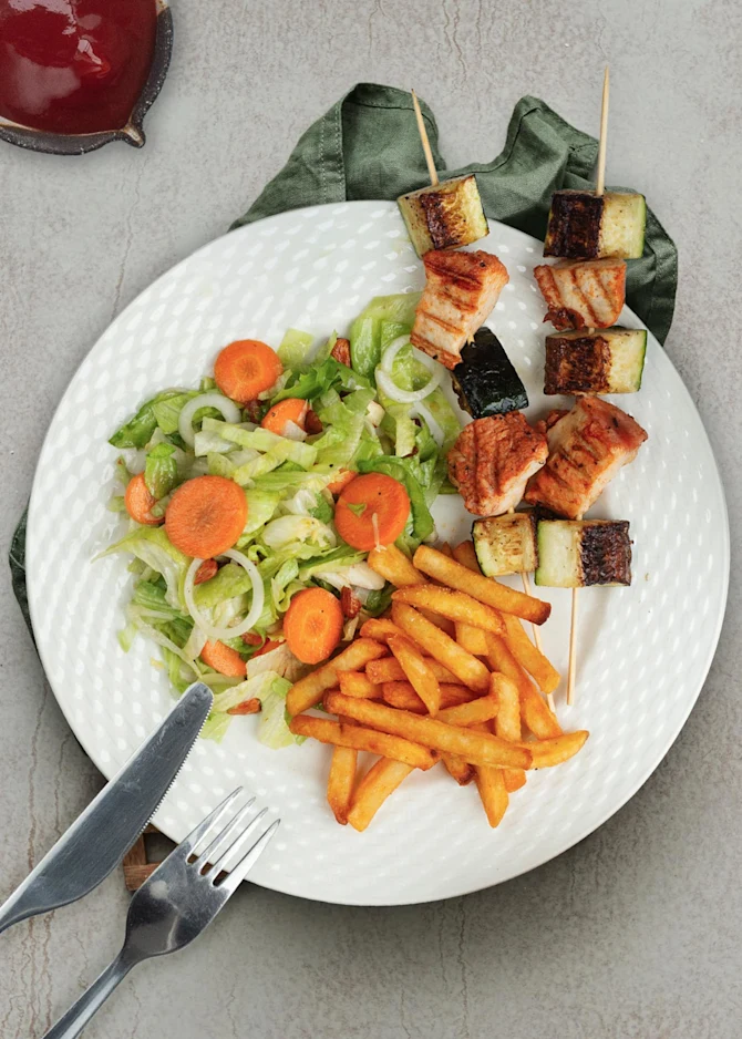 Grillspyd med kylling og squash - serveret med fritter og salat
