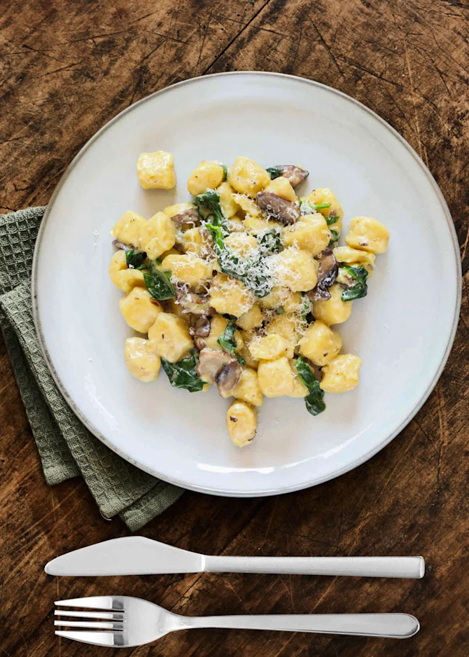 Cremet gnocchi med champignon og spinat