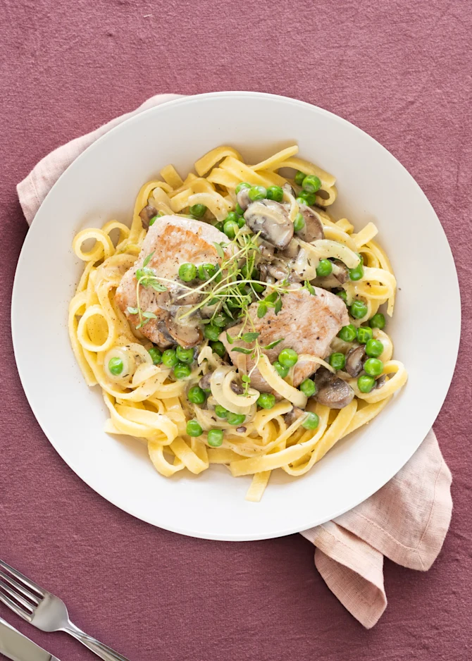 Mørbradbøffer med bløde løg og champignon i flødesovs. Hertil pasta